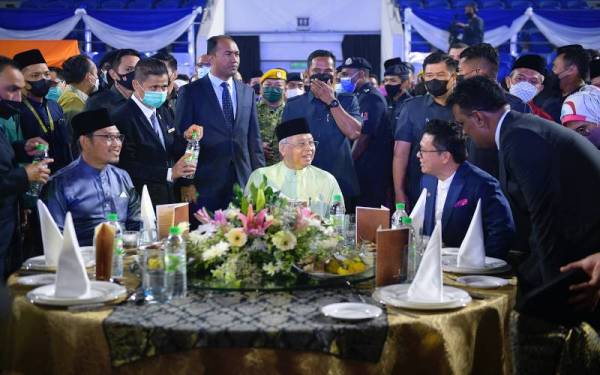 Ismail Sabri (duduk, tengah) menghadiri Majlis Sambutan Aidilfitiri Kementerian Belia dan Sukan pada Selasa. - Foto Bernama