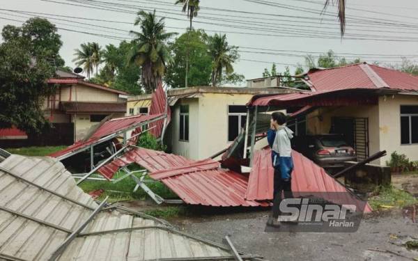 Keadaan rumah Noorazaliah di Lorong Pengkalan Gelong, Titi Gajah, Alor Setar selepas kejadian ribut pada petang Ahad.