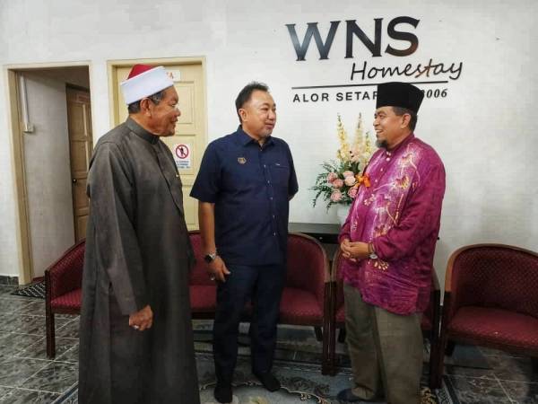 Roslan (kanan) beramah mesra dengan Setiausaha Kerajaan Negeri Kedah, Datuk Ammar Shaikh Mahmood Naim dan Mufti Kedah, Datuk Fadzil Awang ketika Majlis Persaraannya di WNS Homestay, Alor Setar pada Isnin.