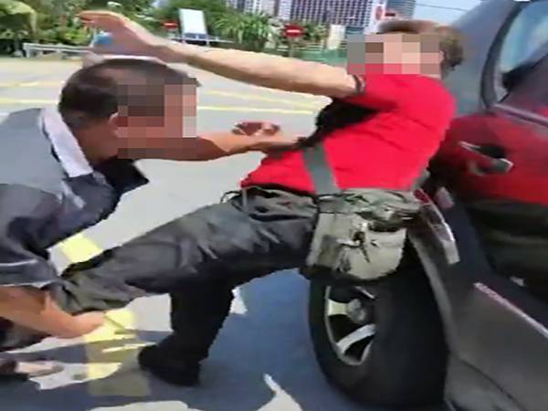 Polis membuka kertas siasatan berkaitan kes pergaduhan dua lelaki.