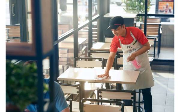 Kebersihan restoran dan kawasan dapur menjadi keutamaan ahli kru di semua restoran McDonald’s Malaysia.