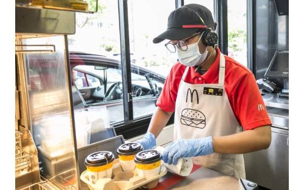 Kru McDonald’s sentiasa mementingkan kebersihan.