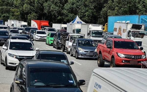 Pengenalan bayaran masuk ke zon sesak di bandar besar disifatkan antara langkah terbaik mengurangkan kesesakan lalu lintas terutama di ibu negara. - Gambar hiasan