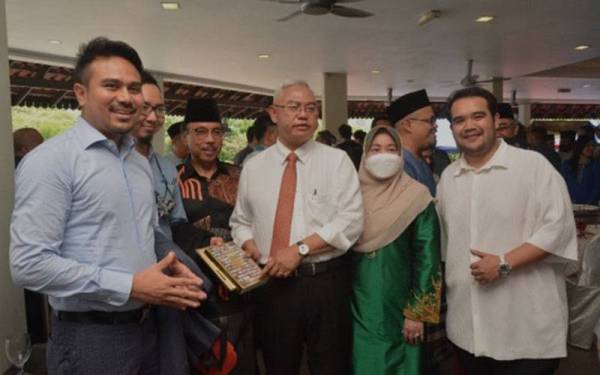 Noh (tiga dari kanan) dan isteri, Profesor Puan Seri Aishah Salleh (tiga dari kanan) bersama tetamu yang hadir di Majlis Rumah Terbuka Hari Raya Aidilfitri Pernas pada Isnin.
