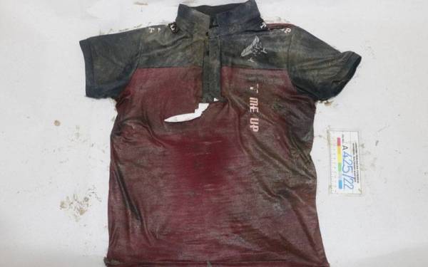 Baju T lengan pendek warna merah dan kelabu yang dipakai lelaki terbabit ketika ditemui.