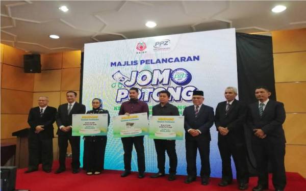 Abdul Hakim (tiga dari kanan) merasmikan Kempen Skim PZB dan menyampaikan hadiah Kempen Ramadan Penuh Makna di Wisma PPZ-MAIWP, pada Rabu.