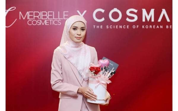 Siti Balqis bergambar bersama produk Meribelle, Matte Lip Cream.