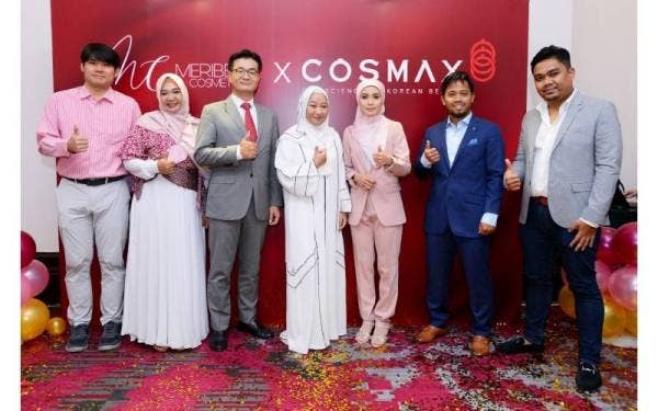 Muhammad Zulfadhil (dua dari kanan) dan Siti Balqis (tiga dari kanan) bersama kumpulan Cosmax Korea (Cosmax) yang hadir pada majlis berkenaan.