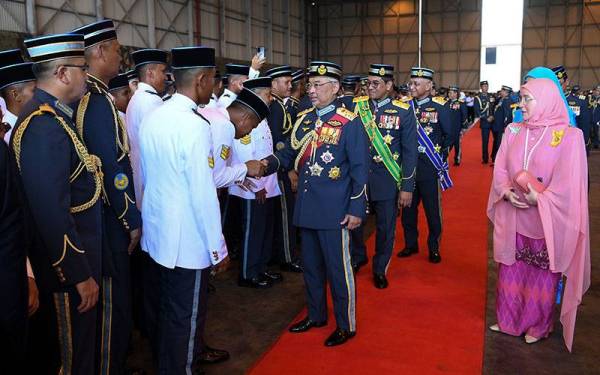 Al-Sultan Abdullah dan Raja Permaisuri Agong Tunku Azizah Aminah Maimunah Iskandariah berkenan bersalaman bersama pegawai dan anggota tentera udara selepas Istiadat Perbarisan Hari Ulang Tahun Tentera Udara Diraja Malaysia ke-64 di Pangkalan Udara Subang pada Rabu. - Foto Bernama