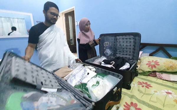 Mohd Shaiful dan isterinya, Nuurhidayah mengemas beg dan menyediakan barang keperluan sebagai persediaan sebelum berangkat menunaikan haji tidak lagi.