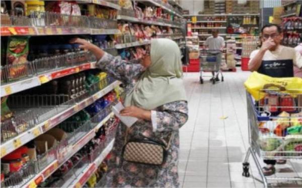 Peperangan yang tercetus di antara Russia dan Ukraine menyebabkan rantaian bekalan perdagangan antarabangsa terjejas dan harga pelbagai komoditi dunia meningkat. - Gambar hiasan