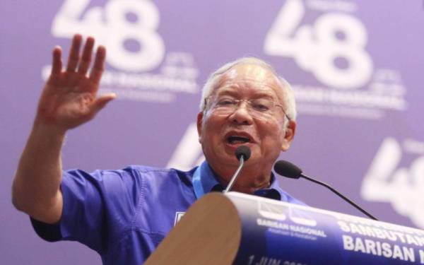 Pengerusi Lembaga Penasihat BN, Datuk Seri Najib Tun Razak ketika berucap di Majlis Konvensyen BN di Dewan Merdeka, Pusat Dagangan Dunia Kuala Lumpur (WTCKL), pada Rabu. - Foto ROSLI TALIB