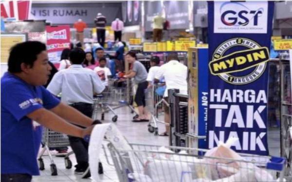 Pengenalan semula GST akan mengakibatkan harga barang meningkat dengan mendadak, dan secara tidak langsung akan menjejaskan kos sara hidup rakyat. - Gambar fail Bernama