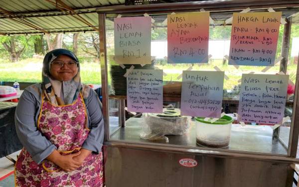 Siti Aishah yang baharu sebulan berniaga di Universiti Teknologi Malaysia (UTM) mendapat perhatian orang ramai selepas tular di media sosial kerana memberikan Nasi Lemak secara percuma kepada pelajar-pelajar.   - Foto Bernama