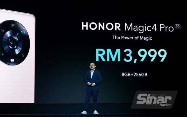 Justin Li a dévoilé le nouveau smartphone phare HONOR Magic4 Pro lors du lancement de l'appareil mercredi.  PHOTO : MOHD HALIM ABDUL WAHID