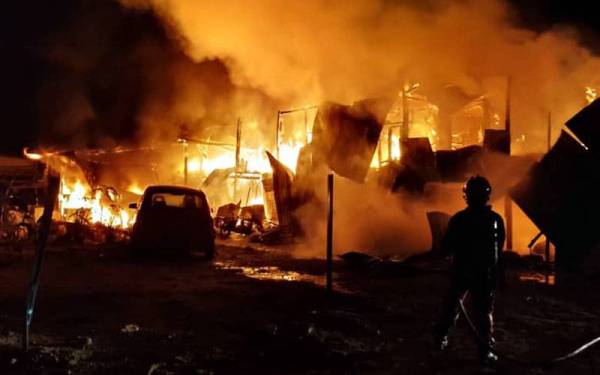 Sebuah rumah serta tiga buah kenderaan musnah dalam kebakaran di Kampung Haji Mohd Shariff, Meru di sini awal pagi Khamis.