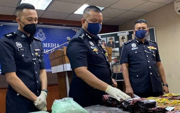 Kamarul Zaman (tengah) menunjukkan antara dadah yang dirampas dalam beberapa serbuan berkenaan.