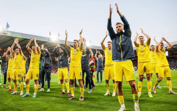 Pemain Ukraine meraikan kejayaan menewaskan Scotland dalam perlawanan separuh akhir playoff Piala Dunia Qatar 2022 di Hampden Park.