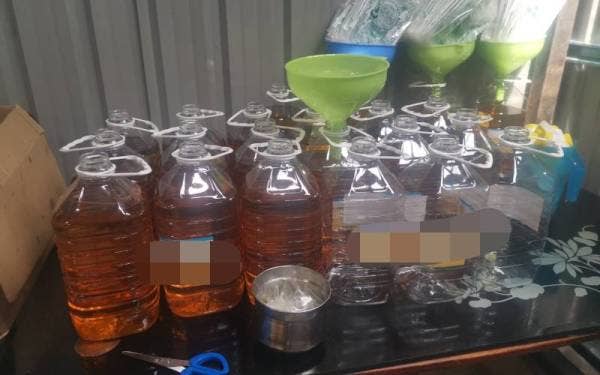 Antara minyak masak yang disita oleh KPDNHEP Selangor dalam serbuan di Taman Sentosa, Klang pada Rabu. - Foto KPDNHEP Selangor