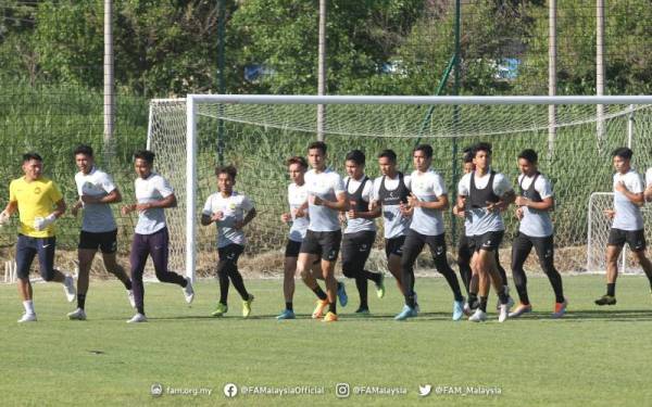 Pemain-pemain Harimau Muda giat menjalani latihan sebagai persiapan berdepan Korea Selatan. - Foto FAM