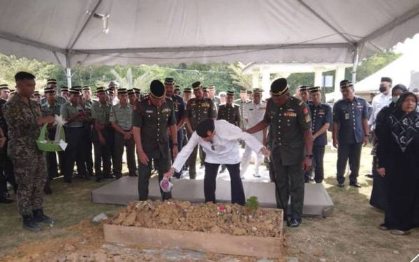 Jenazah bekas Panglima Angkatan Tentera Jeneral ke-11, Jen (B) Tan Sri Dr Abdul Rahman Abdul Hamid, 83, selamat dikebumikan di Tanah Perkuburan Islam Raudhatul Sakinah Kem Perdana Sungai Besi. - Foto Bernama