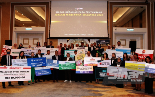 Chamil (sembilan dari kanan) bergambar bersama penyumbang ketika Majlis Meraikan Para Penyumbang Malam Wartawan Malaysia 2022 di Hotel Shangri-La, Kuala Lumpur pada Khamis. - Foto: SINAR HARIAN/ROSLI TALIB