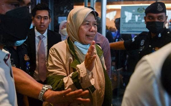 Zuraida tiba di KLIA hari ini selepas menghadiri Persidangan Perintis Ketujuh Gabungan Wanita Global untuk Al-Quds dan Palestin di Turki.
- Foto Bernama