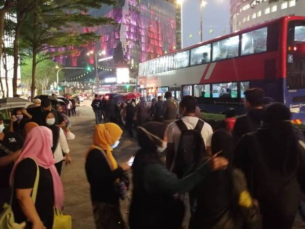 Le public a fait la queue pour le bus vers 19h20 jeudi.