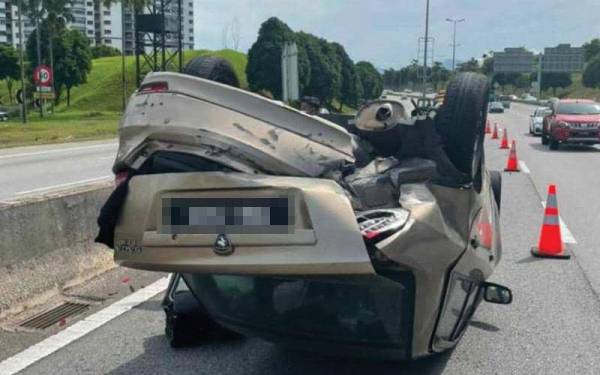 Keadaan kereta milik mangsa yang mendakwa dilanggar dari arah belakang oleh sebuah treler dalam kejadian di Jalan Duta pada Rabu.