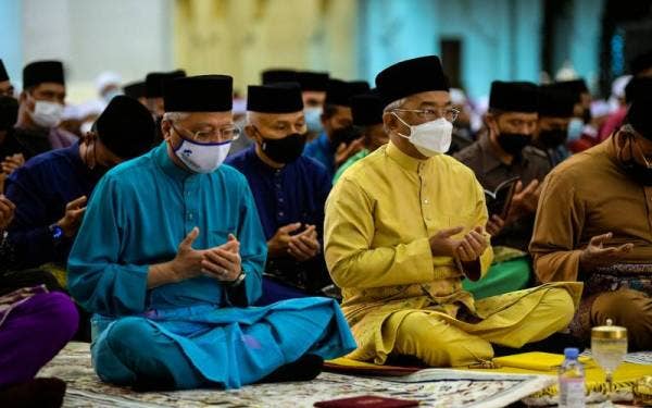 Yang di-Pertuan Agong Al-Sultan Abdullah Ri'ayatuddin Al-Mustafa Billah Shah mengaminkan bacaan doa pada Majlis Bacaan Yasin Dan Doa Selamat Sempena Sambutan Ulang Tahun Hari Keputeraan Rasmi baginda di Masjid Wilayah Persekutuan. Turut hadir, Perdana Menteri Datuk Seri Ismail Sabri Yaakob (kiri). Foto Bernama