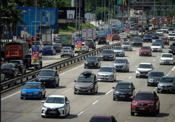 JPJ melarang kenderaan berat memasuki jalan raya utama di KL dari 6.30 pagi hingga 9.30 pagi dan 4.30 petang hingga 7.30 malam setiap hari. Gambar hiasan. 