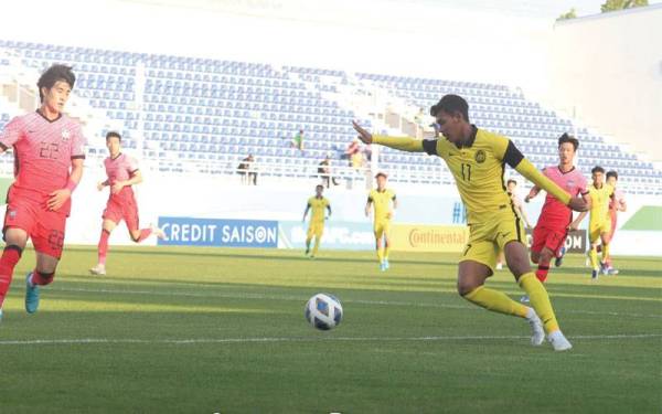 Pemain skuad B-23 negara, Safwan Mazlan cuba merembat ke pintu gol Korea Selatan. - Foto FB FAM