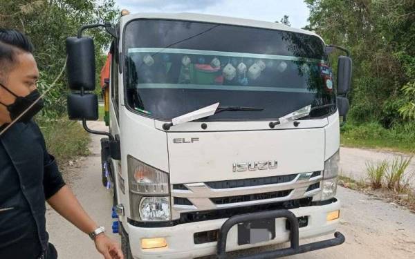 MPKj menyita dua buah lori dan pemandunya dibawa ke MPKj bagi tindakan selanjutnya.