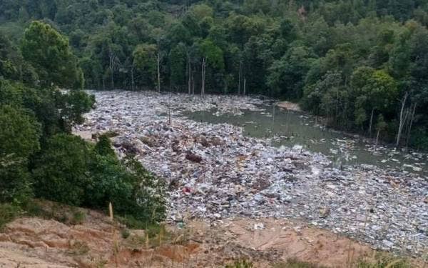 Keadaan tapak sampah haram Black Water Bandar Mahkota Cheras yang dipenuhi sampah.