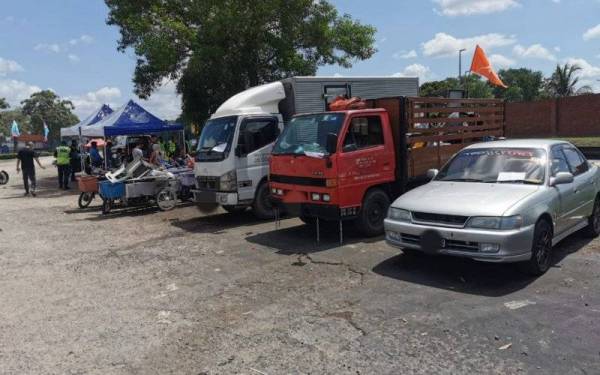 JPJ Negeri Selangor menyita 16 buah kenderaan menerusi Op Pewa di Paya Jaras, Sungai Buloh pada Selasa.