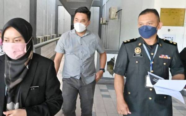 Wakil syarikat (tengah) ketika keluar dari Mahkamah Sesyen di sini, pada Jumaat.