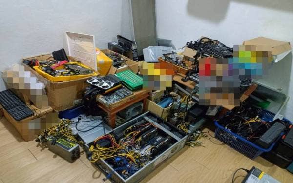 Antara barang yang dirampas polis dalam serbuan itu.