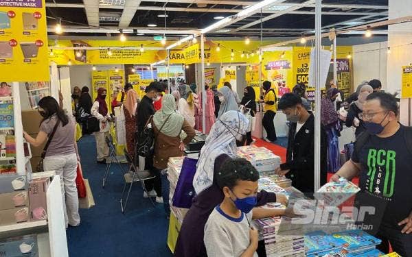 Gelagat orang ramai yang mengunjungi reruai Karangkraf di PBAKL, Pusat Dagangan Dunia Kuala Lumpur (WTCKL) pada Jumaat.