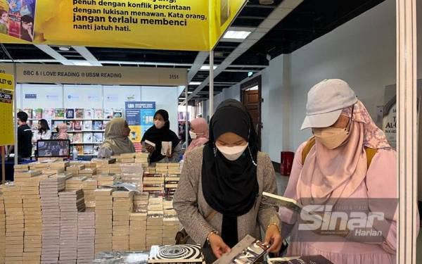 Orang ramai tidak melepaskan peluang mendapatkan potongan harga yang ditawarkan Karangkraf di PBAKL pada Jumaat.