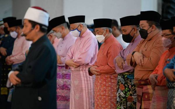 Al-Sultan Abdullah berkenan menunaikan solat Jumaat di Masjid Wilayah Persekutuan selepas mendengar khutbah khas sempena sambutan Ulang Tahun Hari Keputeraan Rasmi Seri Paduka Baginda pada Jumaat. - Foto Bernama