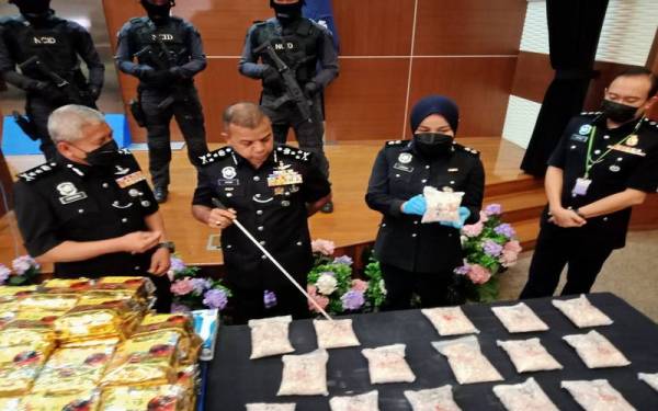 Pengarah Jabatan Siasatan Jenayah Narkotik Bukit Aman, Datuk Ayob Khan Mydin Pitchay(dua,kiri) menunjukkan antara dadah yang dirampas menerusi serbuan berasingan dijalankan di Selangor dan Kedah dalam sidang media yang diadakan di Dewan Theatrette, Ibu Pejabat Polis Bukit Aman, pada Jumaat.