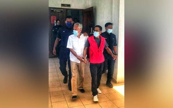 Tertuduh, Zainal Abidin (dua dari kiri) dan Mohamed Rizal (dua dari kanan) dihadapkan ke Mahkamah Majistret Bentong pada Jumaat.