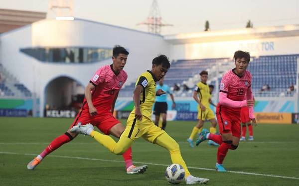 Kapten skuad B-23 negara, Mukhairi Ajmal ketika cuba merembat ke pintu gol Korea Selatan. - Foto FAM