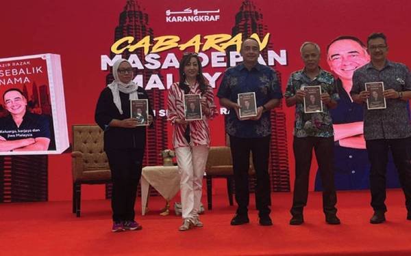 (Dari kiri) Firdaus, Azlina, Mohamed Nazir, Mohd Nasir dan Akmal Eirfan selepas sesi diskusi bersama Nazir Razak bertajuk ‘Cabaran Masa Depan’ di PBAKL di Pusat Dagangan Dunia Kuala Lumpur (WTCKL) di sini, pada Jumaat.