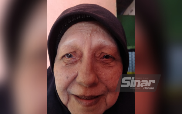 L'état des yeux bleus et noirs de Siti Eshiah est progressivement devenu gris.