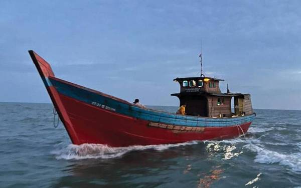 Bot nelayan tempatan bersaiz sederhana menjadi sasaran sindiket untuk digunakan bagi mengambil PATI di tengah laut.