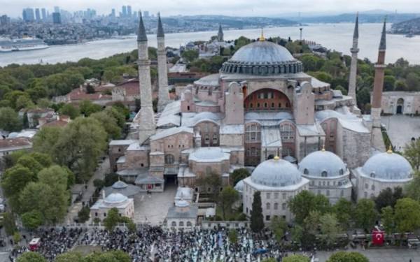 Hagia Sophia telah dimasukkan ke dalam senarai Tapak Warisan Dunia UNESCO.