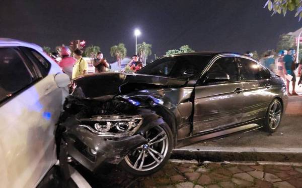 Seorang pemandu kereta jenis BMW diserang sawan mengakibatkan kira-kira 10 buah kenderaan terlibat dalam kemalangan di Jalan Tun Abdul Razak, Lebuh Ayer Keroh di sini pada Jumaat malam.