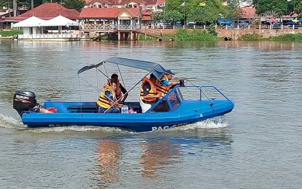 Omar Bakhtiar menyertai SAR bagi mengesan seorang ellaki yang dihanyutkan arus deras ketika menyeberangi Sungai Perak.