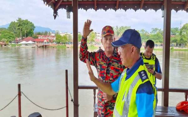 Omar Bakhtiar mendengar penerangan daripada pihak bomba berhubung perjalanan SAR yang bermula jam 8.30 pagi pada Sabtu.